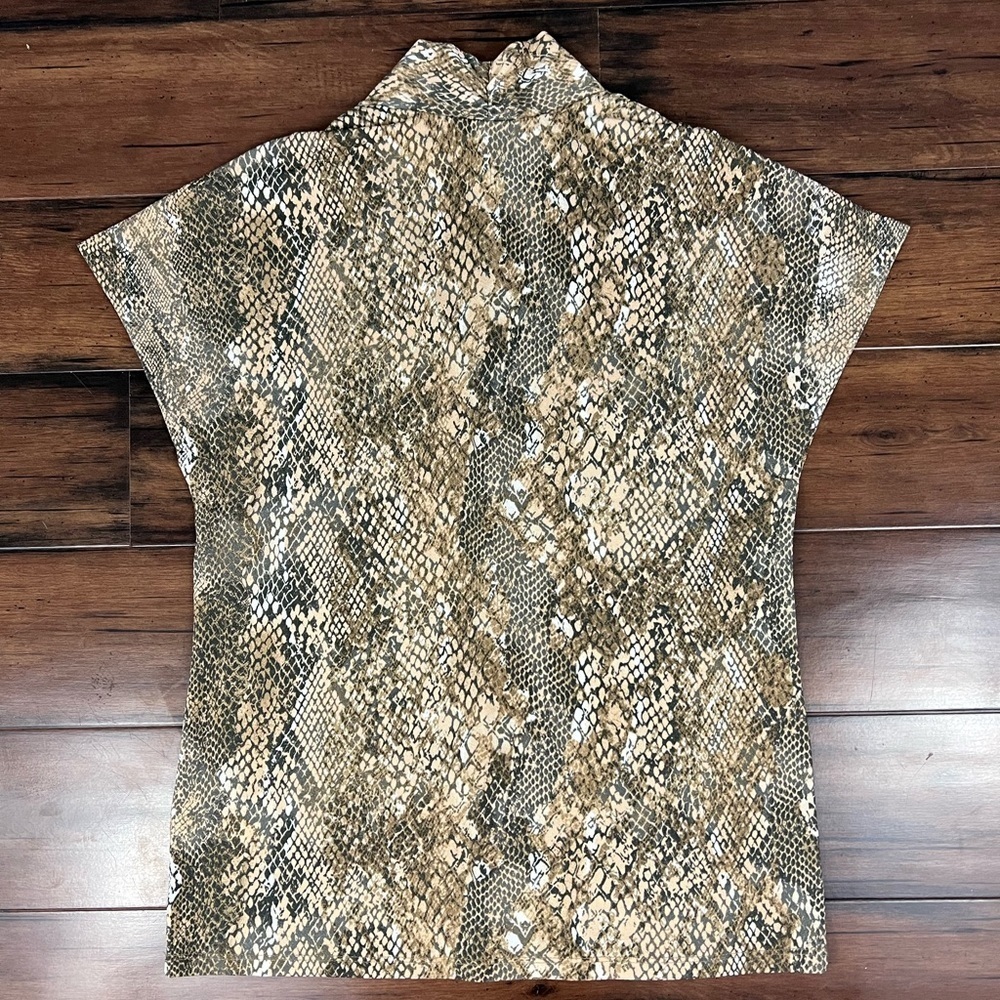 H&M Snake Print V-Neck Blouse - Cap Sleeve - Stretch Top - Size XS - Picture 6 of 7